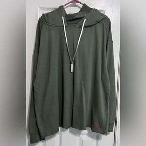 Peace Love World *NEW* Women’s XL with “thankful” Embroidered on the Mock Neck